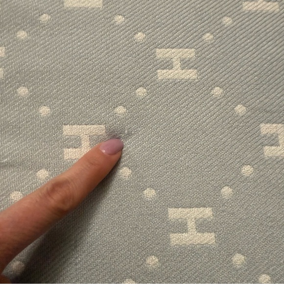 Hermès fringe scarf in light gray and white cashmere and silk - Picture 8 of 13